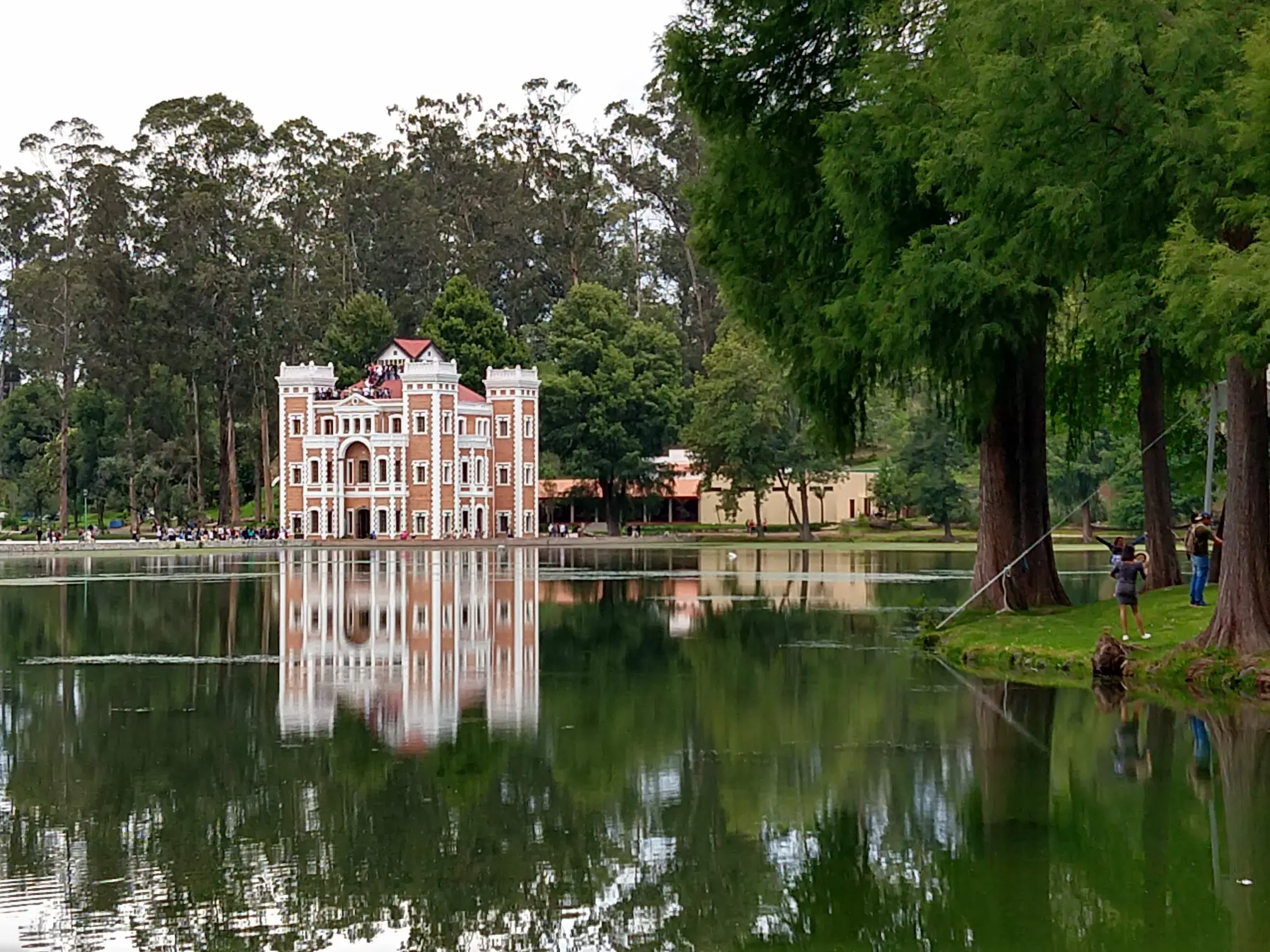The castle on the laskeshore in Chautla